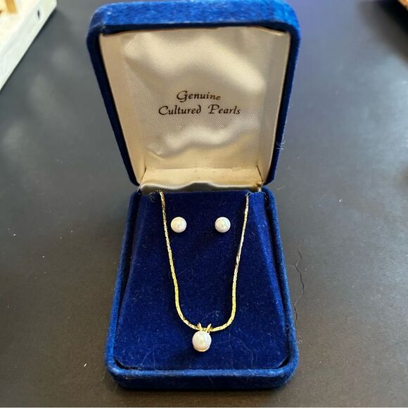 NWOT Elegant Vintage Gold and White Jewelry Set - Picture 4 of 5